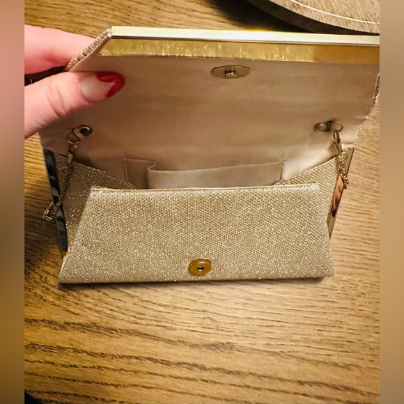 Gorgeous gold sparkly clutch purse with chain link strap. 🤍✨ - Picture 7 of 11
